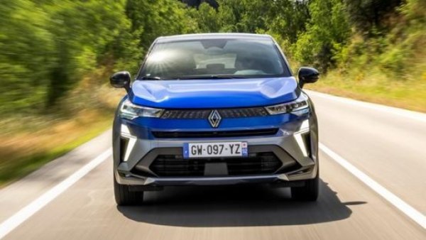 Компактният SUV е дълъг  4239 мм . Предлага се с двигател E-tech, пълен хибрид на френската компания с обща мощност 143 к.с. Комбинацията с електрическия мотор позволява емисиите да бъдат намалени до 105 г/км. Разходът също е нисък, 4,6 литра на 100 км при среден WLTP цикъл. Цената на нивото на оборудване Techno, най-евтиното, е 53 990 лева.